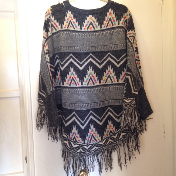 NWOT  Cape with sleeves by AMIA one size - Picture 4 of 8